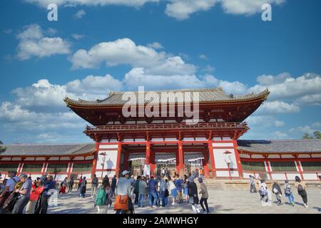 Persone non identificate visitano il tempio di Todaiji Nara Japan Foto Stock