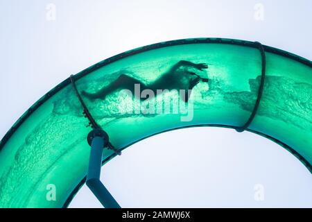 Adelaide, Australia. 15th Gen 2020. I nuotatori si stagliano mentre scendono in un acquerello a cavatappi nel sobborgo costiero di Glenelg Adelaide. Credit: Amer ghazzal/Alamy Live News Foto Stock