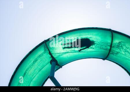 Adelaide, Australia. 15th Gen 2020. I nuotatori si stagliano mentre scendono in un acquerello a cavatappi nel sobborgo costiero di Glenelg Adelaide. Credit: Amer ghazzal/Alamy Live News Foto Stock