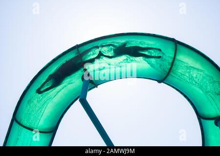 Adelaide, Australia. 15th Gen 2020. I nuotatori si stagliano mentre scendono in un acquerello a cavatappi nel sobborgo costiero di Glenelg Adelaide. Credit: Amer ghazzal/Alamy Live News Foto Stock