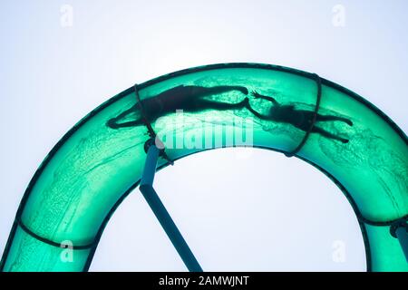 Adelaide, Australia. 15th Gen 2020. I nuotatori si stagliano mentre scendono in un acquerello a cavatappi nel sobborgo costiero di Glenelg Adelaide. Credit: Amer ghazzal/Alamy Live News Foto Stock