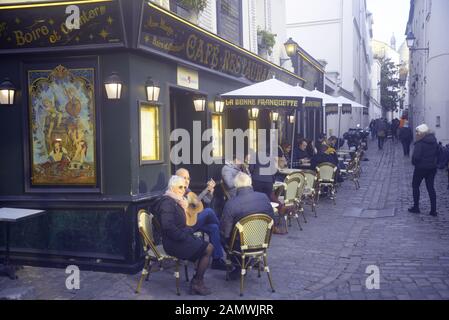 Musicista davanti a un caffè di Parigi, da pasakdek Foto Stock