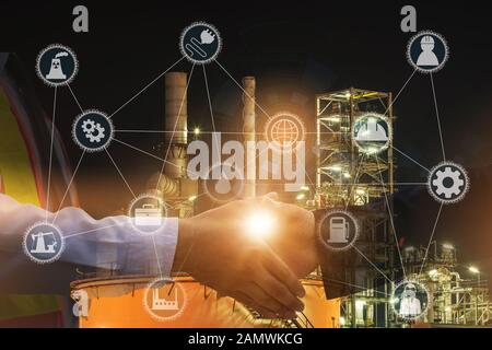 Imprenditore Foreman agitare le mani e lavorare con la notte di raffinazione di olio vegetale industria doppia esposizione. In fabbrica la notte come la comunicazione di energia. S Foto Stock