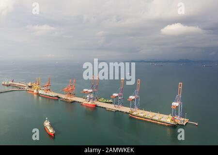 Vista aerea della nave che trasporta la gpl e petroliera nel porto di mare. Per l'energia di esportazione e importazione delle imprese per il trasporto. Internatio economica Foto Stock