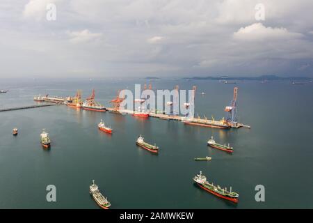 Vista aerea della nave che trasporta la gpl e petroliera nel porto di mare. Per l'energia di esportazione e importazione delle imprese per il trasporto. Internatio economica Foto Stock