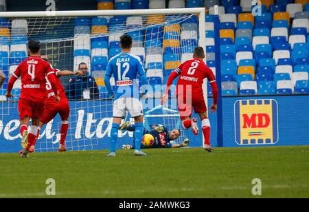 Roma, Italia. 14th Gen 2020. Nel corso della Coppa Italia di calcio SSC Napoli vs FC Perugia il 14 gennaio 2020 allo stadio San Paolo di Napoli. In Foto: Ospina (Foto Di Fabio Sasso/Pacific Press) Credito: Pacific Press Agency/Alamy Live News Foto Stock