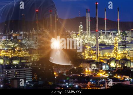 Imprenditore Foreman lavora con la notte di raffinazione di olio vegetale di settore e doppia esposizione. In fabbrica la notte come la comunicazione di energia. Smart technol Foto Stock