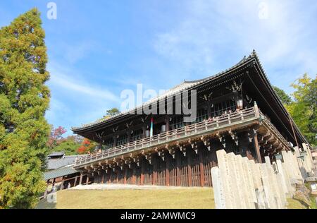 Persone non identificate visitano il tempio Todaiji Nigatsudo Nara Japan Foto Stock