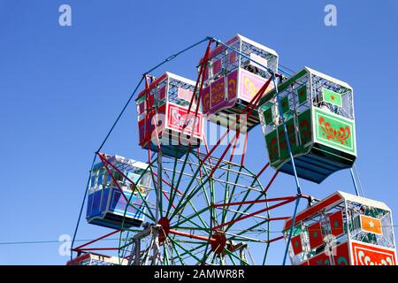 Antipolo City, Filippine - 11 Gennaio 2020: ruota panoramica Ferris ride e altre attrazioni a carnevale. Foto Stock