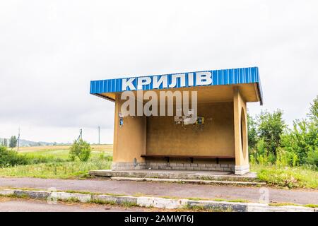 Rivne, Ucraina - 3 luglio 2018: Fermata dell'autobus nel villaggio di Krylimv piccolo dacha rurale città edificio esterno della città occidentale con segno in ucraino Foto Stock