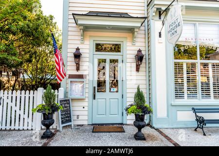 Mount Pleasant, Stati Uniti - 11 maggio 2018: Charleston South Carolina con la vecchia strada e post house inn hotel piccolo edificio ingresso Foto Stock