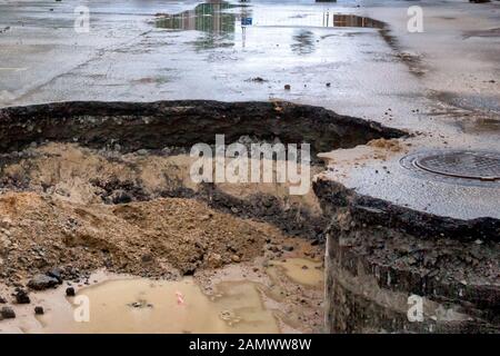 Saint Petersburg, Russia - Giugno 2019: foro in strada, l'asfalto è crollato a causa delle acque sotterranee in riparazione. Foto Stock