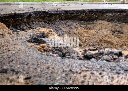 Saint Petersburg, Russia - Giugno 2019: foro in strada, l'asfalto è crollato a causa delle acque sotterranee in riparazione. Foto Stock