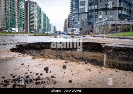 Saint Petersburg, Russia - Giugno 2019: foro in strada, l'asfalto è crollato a causa delle acque sotterranee in riparazione. Foto Stock