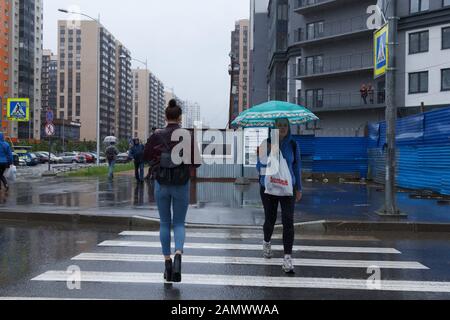 San Pietroburgo, Russia Giugno 2019-murino district, heavy rain, inondazioni, la gente a piedi sotto la pioggia con ombrelloni. Foto Stock