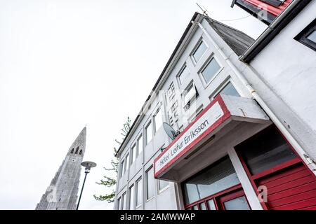 Reykjavik, Islanda - 19 giugno 2018: Street view of Church in Downtown by hotel sign in summer low angle view Foto Stock