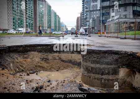 Saint Petersburg, Russia - Giugno 2019: foro in strada, l'asfalto è crollato a causa delle acque sotterranee in riparazione. Foto Stock