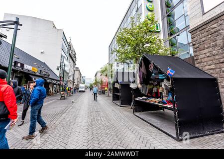 Reykjavik, Islanda - 19 giugno 2018: Strada Austurstraeti nel centro città con vista grandangolare e negozi piccolo chiosco negozio di souvenir stand Foto Stock