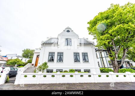 Reykjavik, Islanda - 19 giugno 2018: Edificio residenziale di colore bianco con architettura sulla strada residenziale di Laufasvegur e cartello Foto Stock