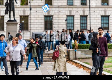 Londra, Regno Unito - 12 settembre 2018: Cartello con la guida turistica di Thomas Cook che tiene lo slogan di viaggio nel Regno Unito, Gran Bretagna vicino al giardino quadrato del parlamento Foto Stock