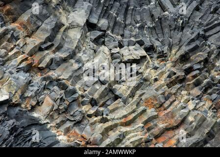 In basalto nero colonna nella formazione di Vik, Islanda Foto Stock