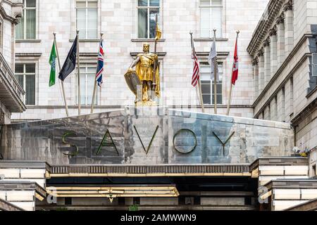 Londra, Regno Unito - 12 settembre 2018: Primo piano del Savoy Theatre. Iscriviti all'esterno dell'edificio a Covent Garden Foto Stock