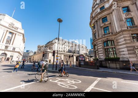 Londra, Regno Unito - 26 giugno 2018: Persone pedoni su biciclette in attesa del semaforo su bici strada nel centro della zona finanziaria del centro città Foto Stock