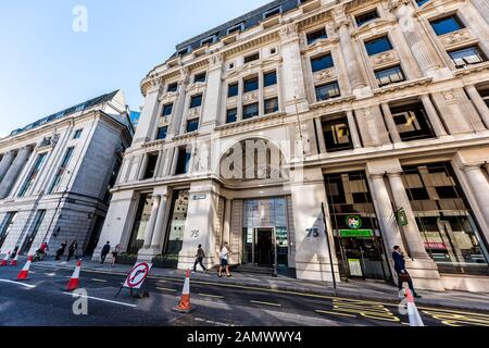 Londra, Regno Unito - 26 giugno 2018: Centro del quartiere finanziario della città King William Street, vista ad ampio angolo con la vecchia architettura nel quartiere degli affari Foto Stock