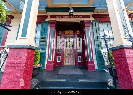 New Orleans, Stati Uniti - 23 aprile 2018: Old Town Royal Street nella famosa città della Louisiana con ingresso esterno ampio angolo di vista e cartello per il cortile Foto Stock