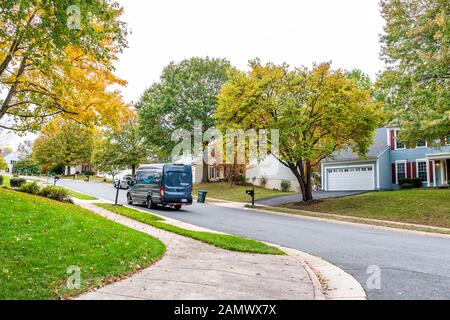 Herndon, Stati Uniti - 25 ottobre 2019: Quartiere residenziale della contea di Fairfax della Virginia settentrionale in primavera con case e strade con consegna Amazon prime t Foto Stock