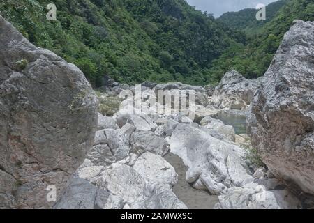 Il fiume Tinipak scorre attraverso terreni montagnosi con rapide e grotte con una piscina naturale. Foto Stock