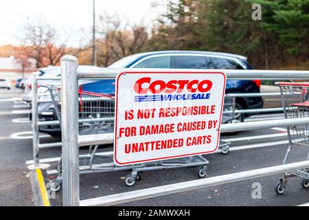 Sterling, USA - 21 novembre 2019: Auto nel parcheggio del negozio Costco in Virginia con cartello per i carrelli da shopping incustoditi Foto Stock