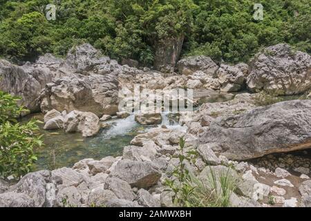 Il fiume Tinipak scorre attraverso terreni montagnosi con rapide e grotte con una piscina naturale. Foto Stock