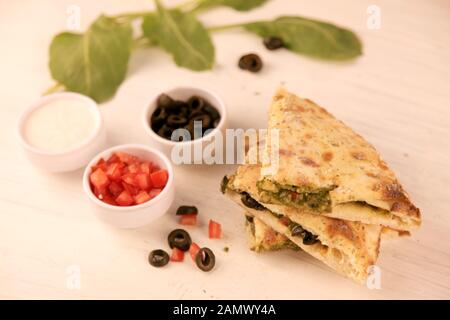 Sana calzone farcito di naan con verdi e verdure, pollo olive erbe Foto Stock