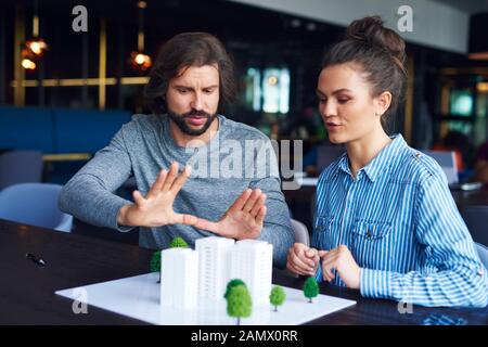 Uomo d'affari che spiega il concetto nei dettagli Foto Stock