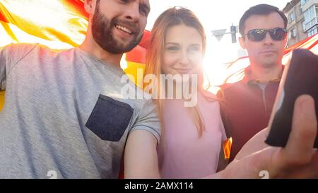 I fan felici di aver preso selfie con le celebrità dello sport sulla strada dopo aver vinto la partita Foto Stock