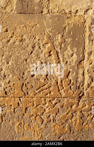 Texture di parete di un calcare roccia levigata in un edificio vecchio quartiere, la città di Alicante, Spagna Foto Stock