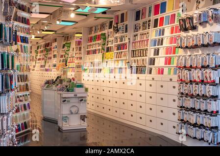 Display del telefono intelligente copre in vendita nel negozio, Alicante, Spagna, Europa Foto Stock