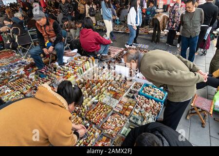 Pechino, Cina - 24 ottobre 2018: Le persone vendono vari prodotti di curiosità e antiquariato nel famoso mercato delle pulci Panjiayuan a Pechino Foto Stock