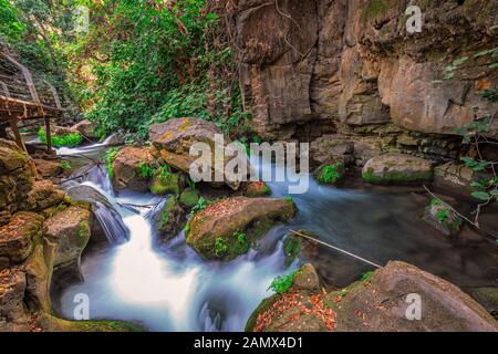 Fiume Banias a nord di Israele, che scorre su rocce, fucilato con tecnica di esposizione lunga. Foto Stock