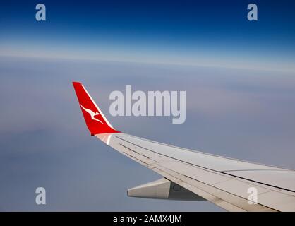 L'ala di un Boeing Qantas 737 Foto Stock