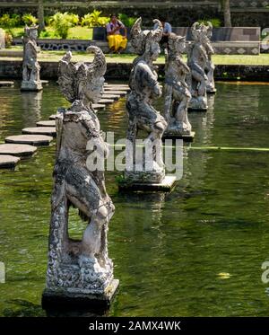 Belle statue al Palazzo Dell'Acqua di Tirta Gangga Foto Stock
