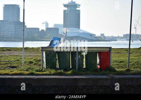 Paesaggio di bidoni di riciclaggio a Houthaven Amsterdam Paesi Bassi Foto Stock
