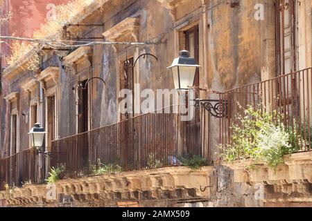 Vecchia casa abbandonata a Catania Foto Stock