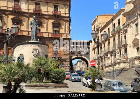 Statua e Monumento del Cardinale Dusmet Foto Stock