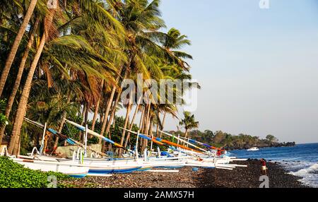 Barche da pesca locali allineate sulla riva Foto Stock