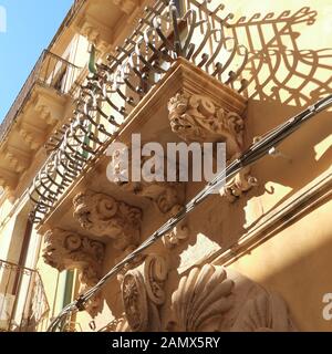 Mensole barocche con muratori. Staffe per balconi scolpite. Architettura barocca in Sicilia Foto Stock