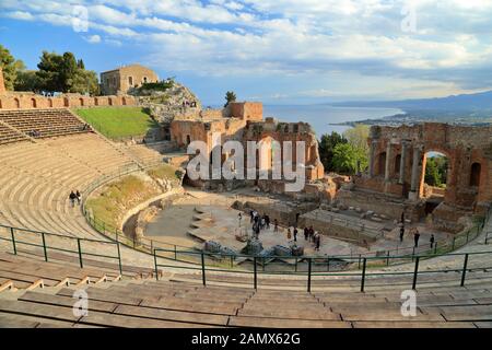 Antico teatro greco (Teatro Greco) di Taormina. Teatro antico di Taormina Foto Stock