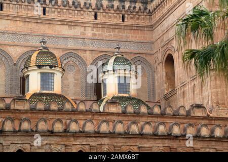 La Cattedrale di Palermo le piccole cupole laterali da Ferdinando Fuga. Architettura Barocca, Cattedrale di Palermo Foto Stock