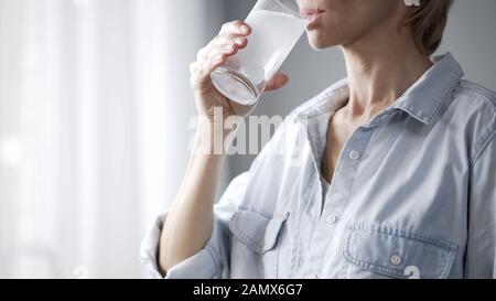 Donna che beve acqua con compressa effervescente, sanità e medicina Foto Stock